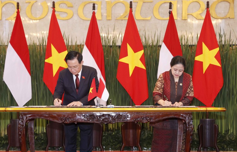 Hai nhà Lãnh đạo Quốc hội ký kết Thỏa thuận hợp tác giữa hai cơ quan lập pháp, đồng chủ trì cuộc gặp gỡ báo chí để thông báo kết quả của hội đàm Hai nhà Lãnh đạo Quốc hội ký kết Thỏa thuận hợp tác giữa hai cơ quan lập pháp, đồng chủ trì cuộc gặp gỡ báo chí để thông báo kết quả của hội đàm