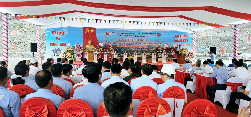 Toàn cảnh Quang cảnh lễ khởi công dự án mỏ Than Cao Sơn Toàn cảnh Quang cảnh lễ khởi công dự án mỏ Than Cao Sơn