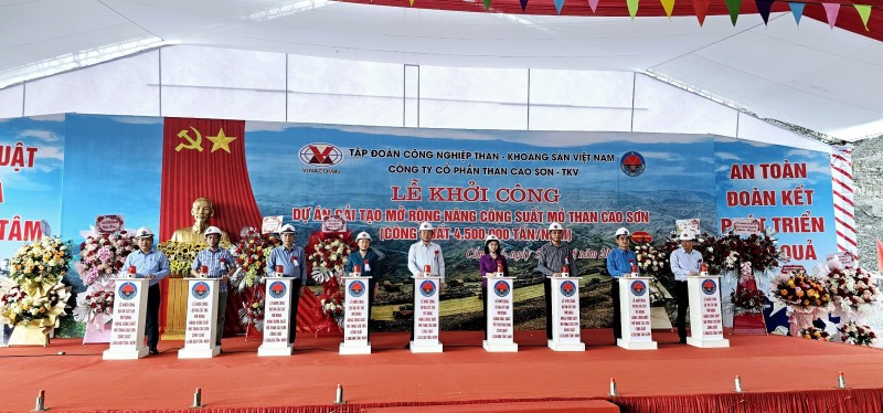 Các đại biểu bấm nút khởi công dự án cải tạo mở rộng nâng công suất mỏ than Cao Sơn Các đại biểu bấm nút khởi công dự án cải tạo mở rộng nâng công suất mỏ than Cao Sơn
