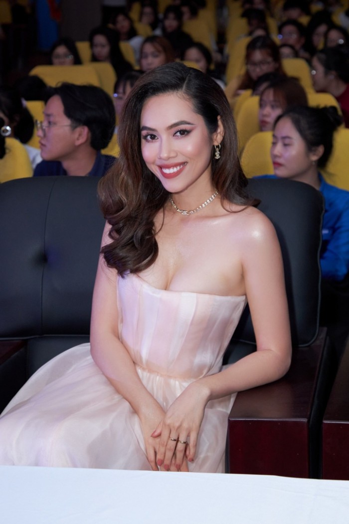 Tổng hợp những phát ngôn “gây sốc” của Hoa hậu, người đẹp các năm gần đây Tổng hợp những phát ngôn “gây sốc” của Hoa hậu, người đẹp các năm gần đây