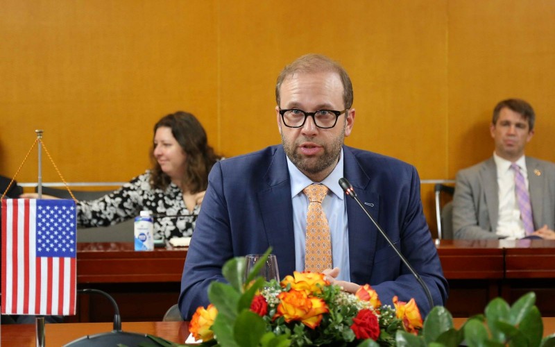 Ông Jason Smith, Chủ tịch Ủy ban Thuế vụ, Trưởng Đoàn Nghị sỹ Hạ viện Hoa Kỳ phát biểu tại buổi làm việc Ông Jason Smith, Chủ tịch Ủy ban Thuế vụ, Trưởng Đoàn Nghị sỹ Hạ viện Hoa Kỳ phát biểu tại buổi làm việc