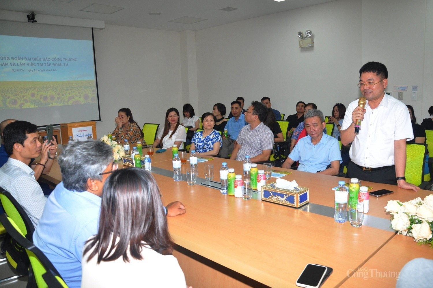 Đoàn công tác Báo Công Thương tham quan thực tế tại Tập đoàn TH