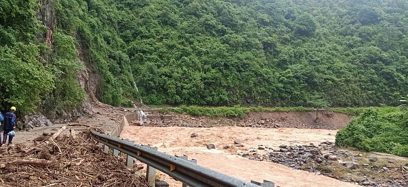 Nhiều công trình điện bị thiệt hại nặng nề do mưa lũ Nhiều công trình điện bị thiệt hại nặng nề do mưa lũ