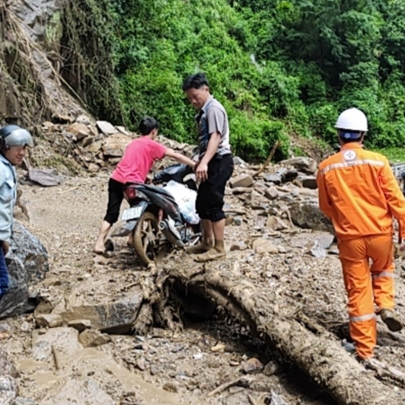 Nhiều công trình điện bị thiệt hại nặng nề do mưa lũ Nhiều công trình điện bị thiệt hại nặng nề do mưa lũ