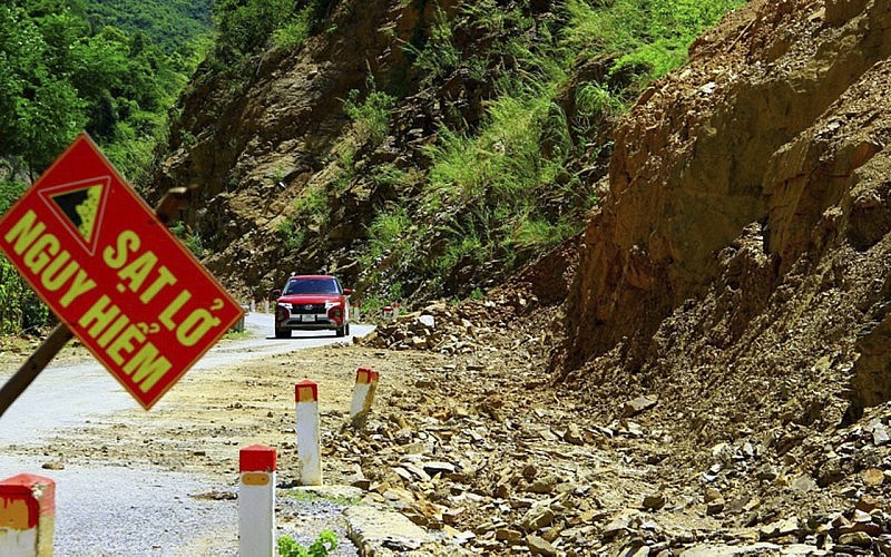 Chính quyền các địa phương trên địa bàn huyện Kỳ Sơn chủ động cắm biển cảnh báo sạt lở đất. (Ảnh: QA) Chính quyền các địa phương trên địa bàn huyện Kỳ Sơn chủ động cắm biển cảnh báo sạt lở đất. (Ảnh: QA)