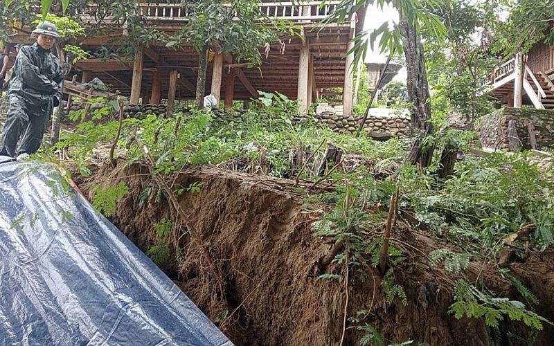 Điểm sạt lở trước nhà ông Lữ Văn Bông bản Yên Hoà, xã biên giới Mỹ Lý dài khoảng 50m. Vết nứt, đổ sập của đất xuống bờ sông cao hơn 3m. (Ảnh: CSCC) Điểm sạt lở trước nhà ông Lữ Văn Bông bản Yên Hoà, xã biên giới Mỹ Lý dài khoảng 50m. Vết nứt, đổ sập của đất xuống bờ sông cao hơn 3m. (Ảnh: CSCC)