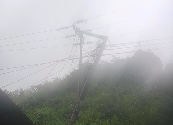 Mưa dông làm nhiều cột điện bị hư hỏng Mưa dông làm nhiều cột điện bị hư hỏng