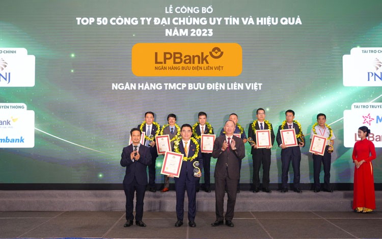 LPBank được vinh danh Top 50 Công ty Đại chúng uy tín và hiệu quả năm 2023 LPBank được vinh danh Top 50 Công ty Đại chúng uy tín và hiệu quả năm 2023