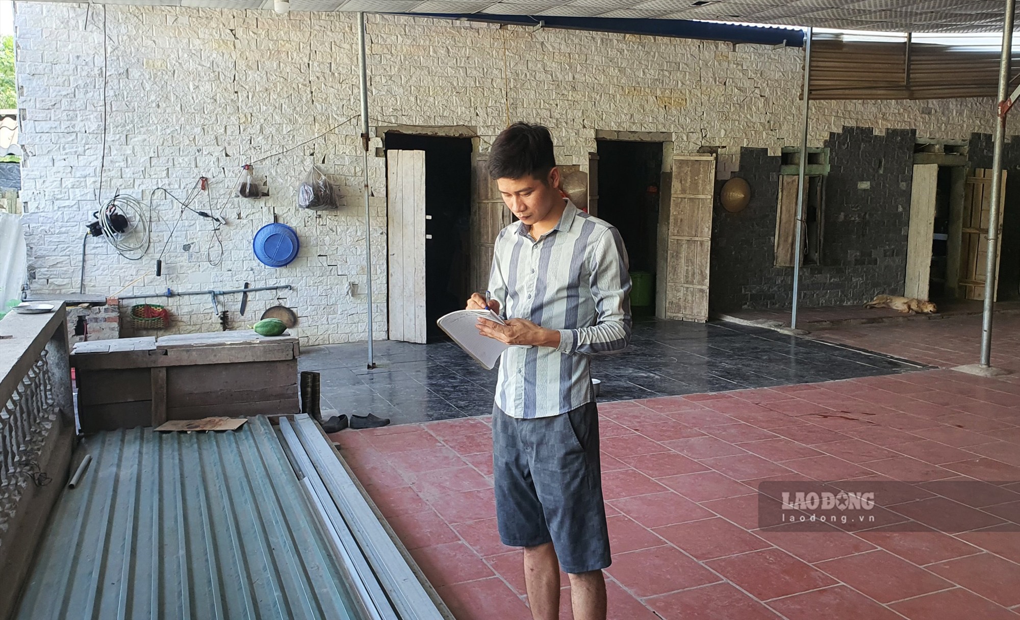 Anh Đặng Xuân Hoan đã chuẩn bị đủ số tôn để sửa nhà nhưng cũng chưa dám làm bởi vướng quy hoạch trong vùng dự án.