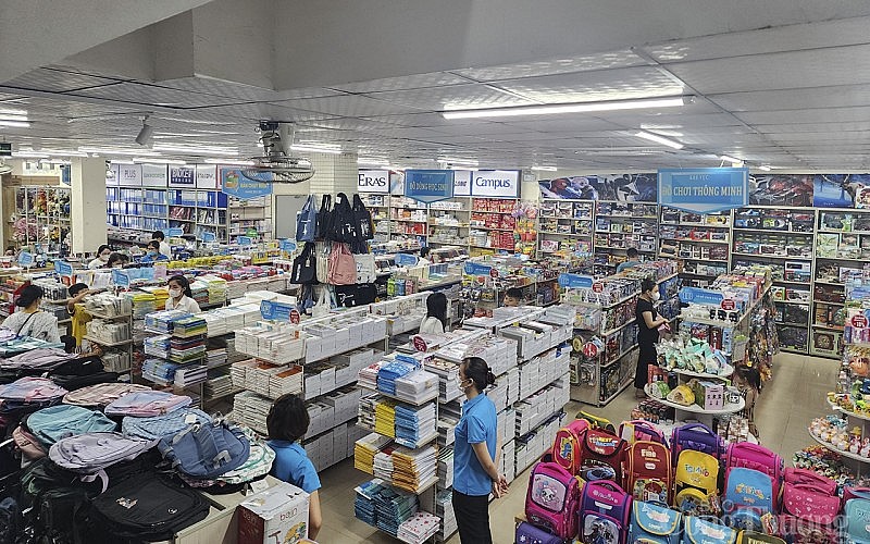 Thời điểm này, thị trường sách giáo khoa ở Nghệ An cho năm học mới khá nhộn nhịp