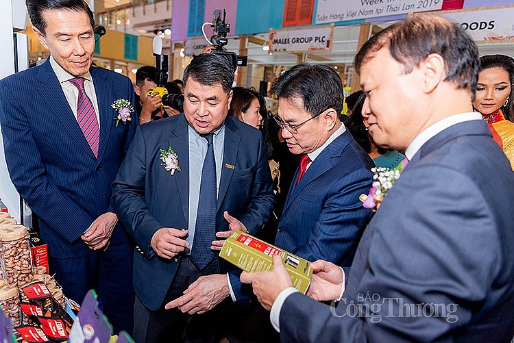  Sản phẩm hạt điều và cà phê được giới thiệu tại Tuần hàng Việt Nam luôn hút khách thăm quan