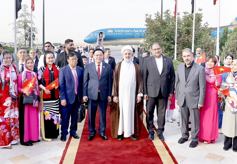 Chủ tịch Quốc hội đến thủ đô Tehran, bắt đầu thăm chính thức Iran