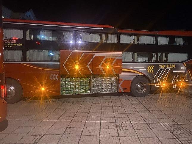 Dưới cốp 2 xe khách chứa đầy bia nhãn hiệu nước ngoài không rõ nguồn gốc xuất xứ. Dưới cốp 2 xe khách chứa đầy bia nhãn hiệu nước ngoài không rõ nguồn gốc xuất xứ.