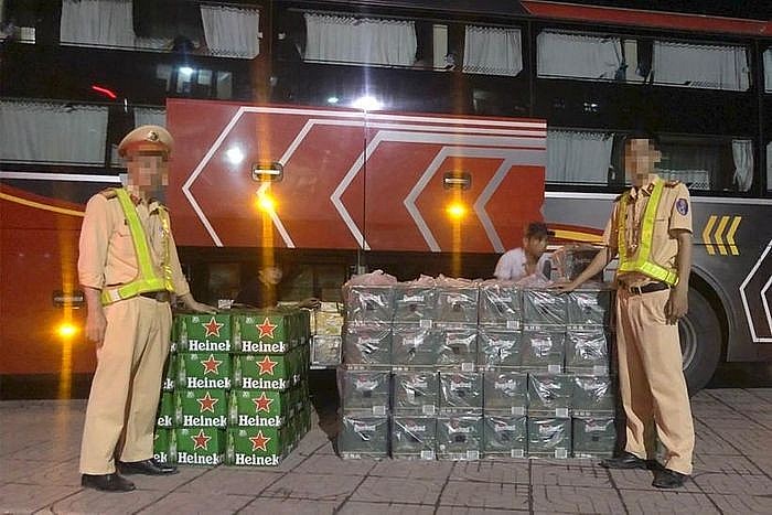 Số bia ngoại không rõ nguồn gốc xuất xứ bị công an thu giữ. (Ảnh: CACC) Số bia ngoại không rõ nguồn gốc xuất xứ bị công an thu giữ. (Ảnh: CACC)