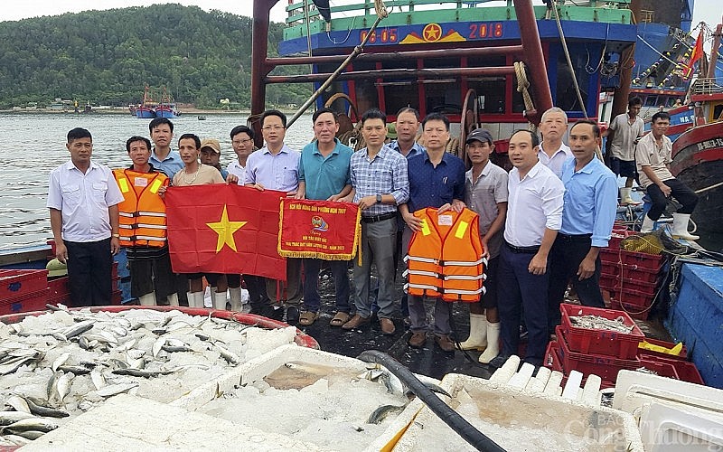 Lãnh đạo phường tặng Cờ thi đua cho đội tàu có sản lượng đánh bắt tốt cập bến sáng 8/8. Ảnh: CSCC Lãnh đạo phường tặng Cờ thi đua cho đội tàu có sản lượng đánh bắt tốt cập bến sáng 8/8. Ảnh: CSCC