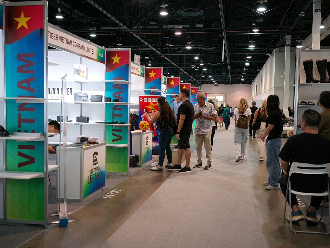 Doanh nghiệp Việt Nam xúc tiến thương mại tại Hội chợ Sourcing at Magic lần thứ 16 tại Hoa Kỳ