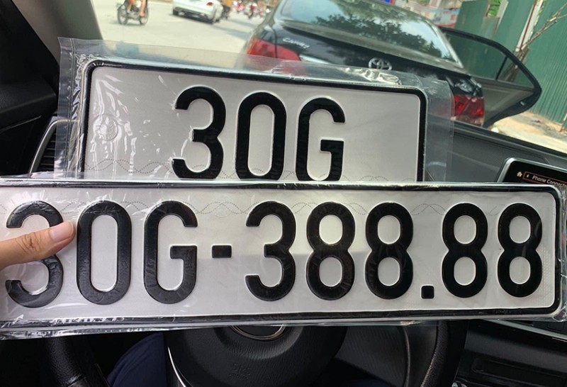 Ô tô được lắp một biển ngắn, một biển dài Ô tô được lắp một biển ngắn, một biển dài