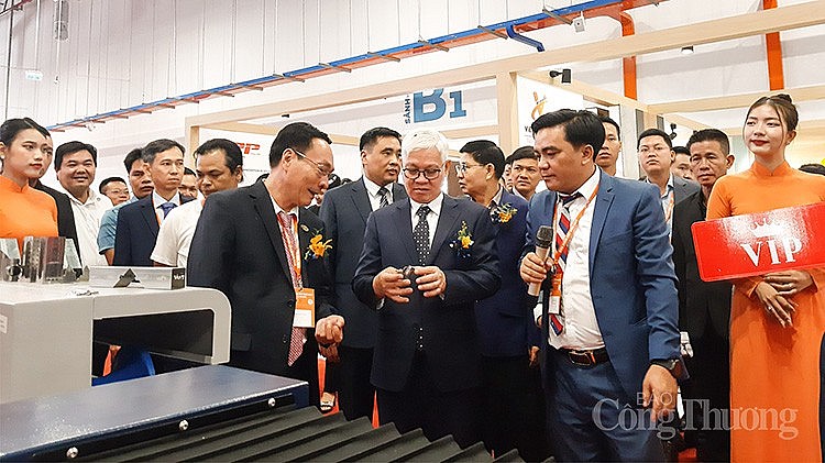 Các đại biểu tham quan gian hàng Các đại biểu tham quan gian hàng