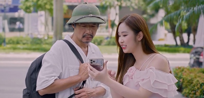 Diệu Anh khoe với ông Nhân việc Thảo đi làm thêm Diệu Anh khoe với ông Nhân việc Thảo đi làm thêm