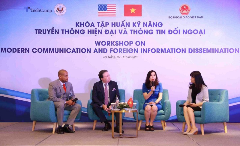 Thứ trưởng Ngoại giao Lê Thị Thu Hằng và Đại sứ Hoa Kỳ Marc Knapper trao đổi với các đại biểu tại sự kiện. Thứ trưởng Ngoại giao Lê Thị Thu Hằng và Đại sứ Hoa Kỳ Marc Knapper trao đổi với các đại biểu tại sự kiện.