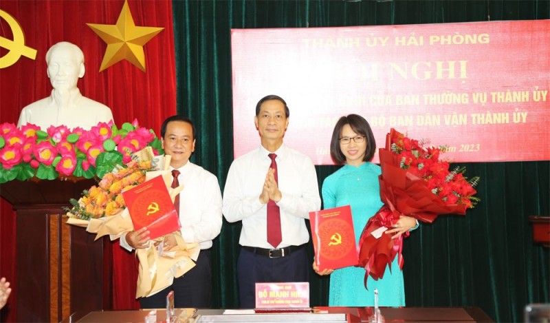 Ông Đỗ Mạnh Hiến, Phó Bí thư Thường trực Thành ủy trao Quyết định và tặng hoa cho ông Nguyễn Văn Thành và bà Đặng Thị Phương Liên. Ảnh: Cổng TTĐT Hải Phòng Ông Đỗ Mạnh Hiến, Phó Bí thư Thường trực Thành ủy trao Quyết định và tặng hoa cho ông Nguyễn Văn Thành và bà Đặng Thị Phương Liên. Ảnh: Cổng TTĐT Hải Phòng