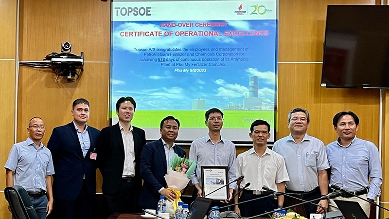 Ông Amrul Atiqi Sansudin – Giám đốc Haldor Topsoe châu Á, trao Chứng nhận Vận hành xuất sắc cho đại diện Nhà máy Đạm Phú Mỹ.