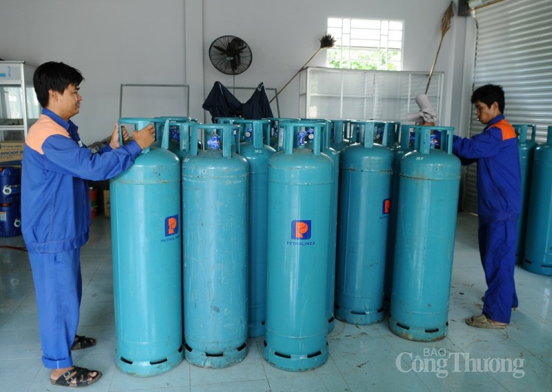 Giá gas trong nước phụ thuộc vào diễn biến thế giới (Ảnh: Cấn Dũng) Giá gas trong nước phụ thuộc vào diễn biến thế giới (Ảnh: Cấn Dũng)