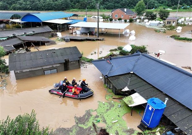 Mưa lũ, ngập lụt, hạn hán hoành hành tại nhiều khu vực trên thế giới hình ảnh 2 Mua lu, ngap lut, han han hoanh hanh tai nhieu khu vuc tren the gioi hinh anh 2