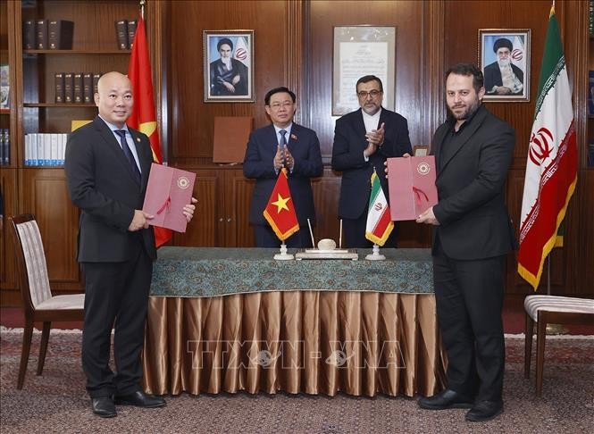 Chủ tịch Quốc hội Vương Đình Huệ chứng kiến lễ ký Thoả thuận hợp tác giữa Cơ quan xúc tiến thương mại Việt Nam và Cơ quan xúc tiến thương mại Iran (Ảnh: TTXVN) Chủ tịch Quốc hội Vương Đình Huệ chứng kiến lễ ký Thoả thuận hợp tác giữa Cơ quan xúc tiến thương mại Việt Nam và Cơ quan xúc tiến thương mại Iran (Ảnh: TTXVN)