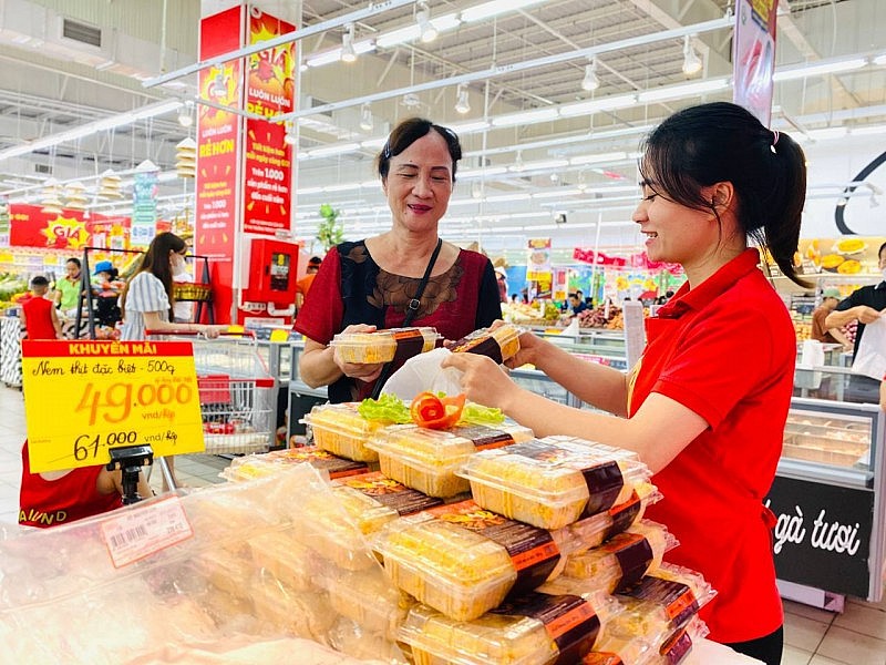 Người tiêu dùng mua hàng hóa tại siêu thị BigC