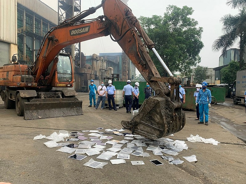 Quản lý thị trường Hà Nội: Tổ chức tiêu hủy 600kg hàng hóa vi phạm