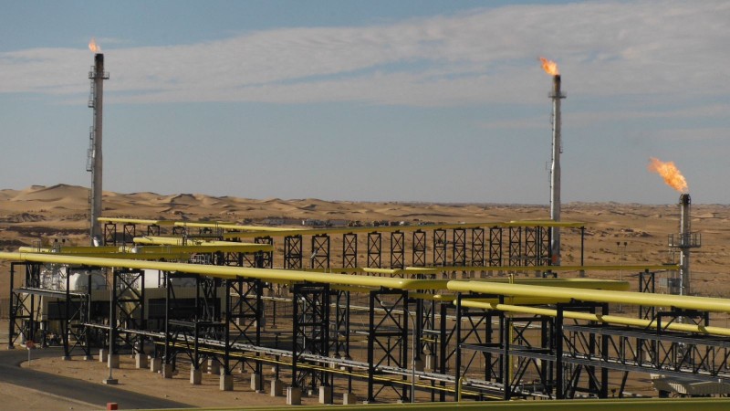 Tháp đuốc từ hệ thống khai thác mỏ Bir Seba rực sáng trên sa mạc Sahara Tháp đuốc từ hệ thống khai thác mỏ Bir Seba rực sáng trên sa mạc Sahara