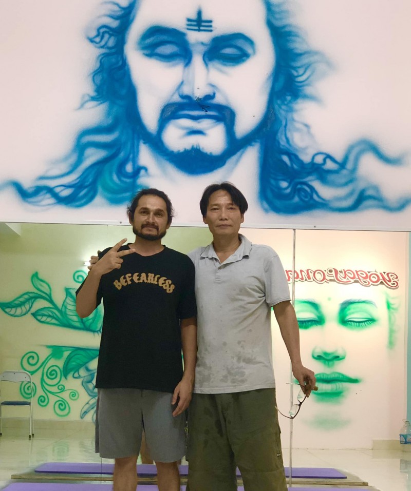 Họa sĩ Nguyễn Lộc (người đứng bên phải) - NVCC Họa sĩ Nguyễn Lộc (người đứng bên phải) - NVCC