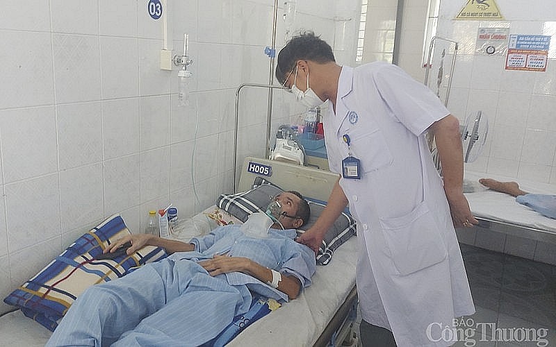 Công nhân nhà máy đang điều trị bệnh bụi phổi tại Khoa cấp cứu, Bệnh viện Phổi Nghệ An. Công nhân nhà máy đang điều trị bệnh bụi phổi tại Khoa cấp cứu, Bệnh viện Phổi Nghệ An.