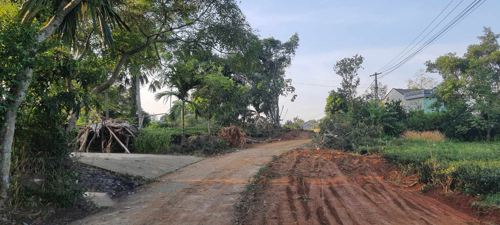 Người dân hiến hàng chục nghìn mét vuông đất để mở đường nông thôn mới. Ảnh: Minh Hạnh