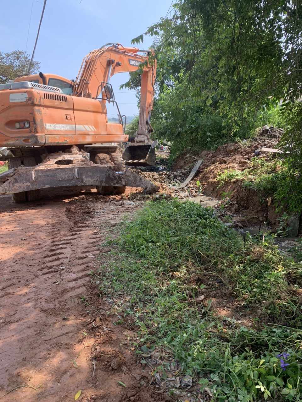 Hiến đất mở đường, xây dựng nông thôn mới. Ảnh: Minh Hạnh