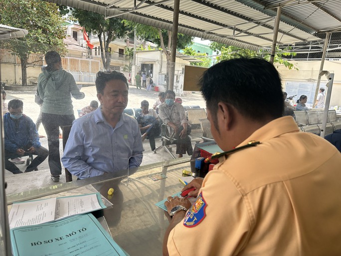 Tay buôn biển số đẹp tiết lộ cách sống sót sau ngày 15-8 (?!) - Ảnh 1. Tay buôn biển số đẹp tiết lộ cách sống sót sau ngày 15-8 (?!) - Ảnh 1.