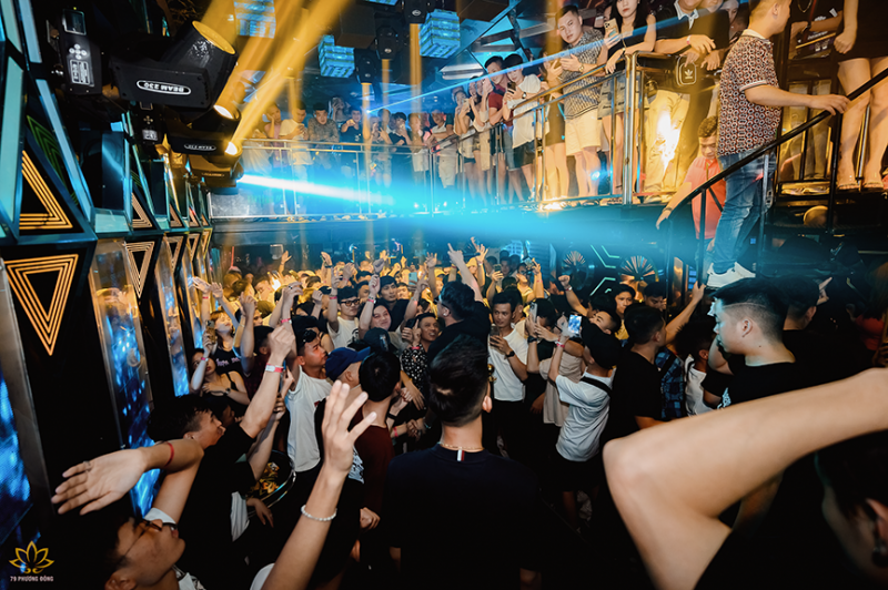 Du Thiên “khoe” được tip gần 400 triệu đồng và muốn được khách nữ “cắn một cái” Du Thiên “khoe” được tip gần 400 triệu đồng và muốn được khách nữ “cắn một cái”