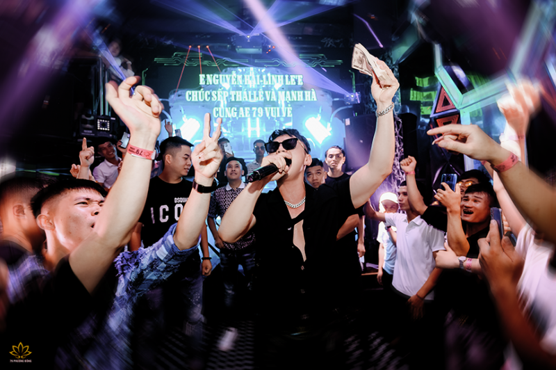 Du Thiên “khoe” được tip gần 400 triệu đồng và muốn được khách nữ “cắn một cái” Du Thiên “khoe” được tip gần 400 triệu đồng và muốn được khách nữ “cắn một cái”