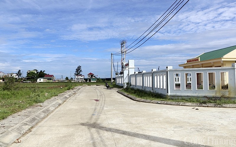 Cơ sở hạ tầng giai đoạn 1 dự án đã hoàn thiện, nhưng phải chờ giai đoạn 2 xong thì mới di dời toàn bộ dân ngoài đê xóm Hòa Lam. Cơ sở hạ tầng giai đoạn 1 dự án đã hoàn thiện, nhưng phải chờ giai đoạn 2 xong thì mới di dời toàn bộ dân ngoài đê xóm Hòa Lam.