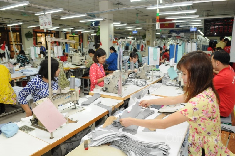 Các doanh nghiệp dệt may, da giày Việt Nam luôn cần sự hỗ trợ về thông tin thị trường, vốn... để đủ sức đặt chân vào chuỗi cung ứng toàn cầu của các tập đoàn. Ảnh: Các doanh nghiệp dệt may, da giày Việt Nam luôn cần sự hỗ trợ về thông tin thị trường, vốn... để đủ sức đặt chân vào chuỗi cung ứng toàn cầu của các tập đoàn. Ảnh: