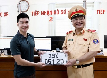 Người dân loay hoay tìm chủ xe cũ trong ngày đầu cấp biển số định danh