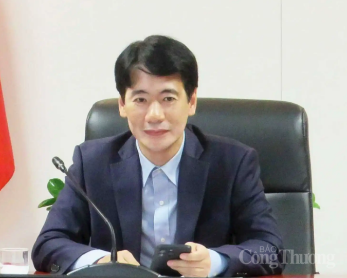 Ông Tạ Hoàng Linh - Vụ trưởng Vụ Thị trường châu Âu - châu Mỹ (Bộ Công Thương) Ông Tạ Hoàng Linh - Vụ trưởng Vụ Thị trường châu Âu - châu Mỹ (Bộ Công Thương)