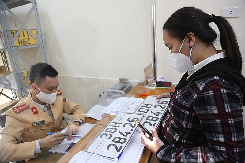 Nhiều người dân phấn khởi được giữ lại biển đẹp khi bán xe Nhiều người dân phấn khởi được giữ lại biển đẹp khi bán xe