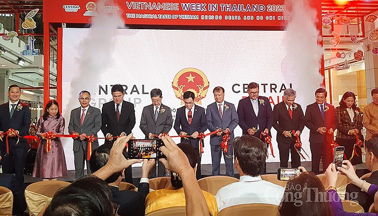 Các đại biểu cắt băng khai mạc Tuần hàng Các đại biểu cắt băng khai mạc Tuần hàng