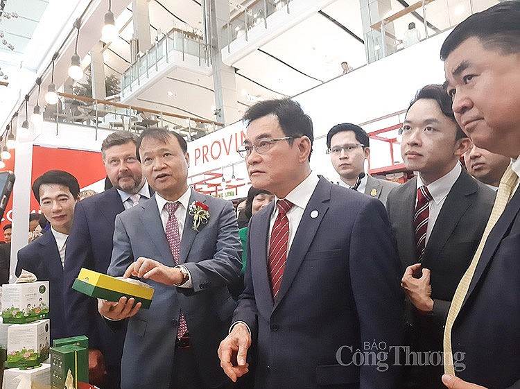 Các đại biểu đi thăm quan gian hàng tại Tuần hàng Các đại biểu đi thăm quan gian hàng tại Tuần hàng