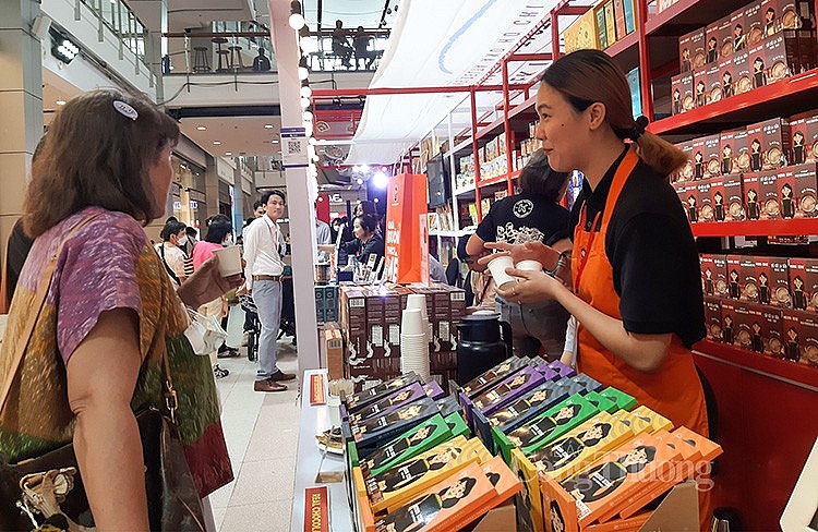 Gian hàng tại Tuần hàng Việt Nam tại Thái Lan thu hút khách tham quan Gian hàng tại Tuần hàng Việt Nam tại Thái Lan thu hút khách tham quan