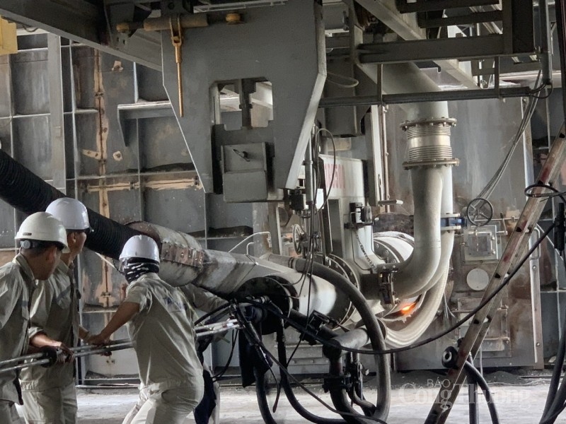 Lắp vòi phun chế phẩm vào lò nung CLinker