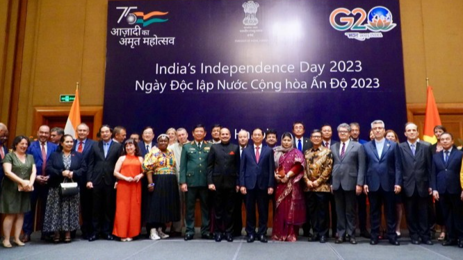 Tối 16/8, tại Hà Nội, Đại sứ quán Ấn Độ tại Việt Nam đã tổ chức Lễ kỷ niệm Ngày Độc lập lần thứ 77 của nước Cộng hòa Ấn Độ (15/8/1947-15/8/2023). Tối 16/8, tại Hà Nội, Đại sứ quán Ấn Độ tại Việt Nam đã tổ chức Lễ kỷ niệm Ngày Độc lập lần thứ 77 của nước Cộng hòa Ấn Độ (15/8/1947-15/8/2023).