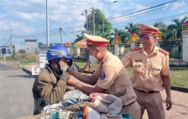 Từ chuyện chốt chặn quán nhậu đến nhân lên hình ảnh đẹp của cảnh sát giao thông Từ chuyện chốt chặn quán nhậu đến nhân lên hình ảnh đẹp của cảnh sát giao thông